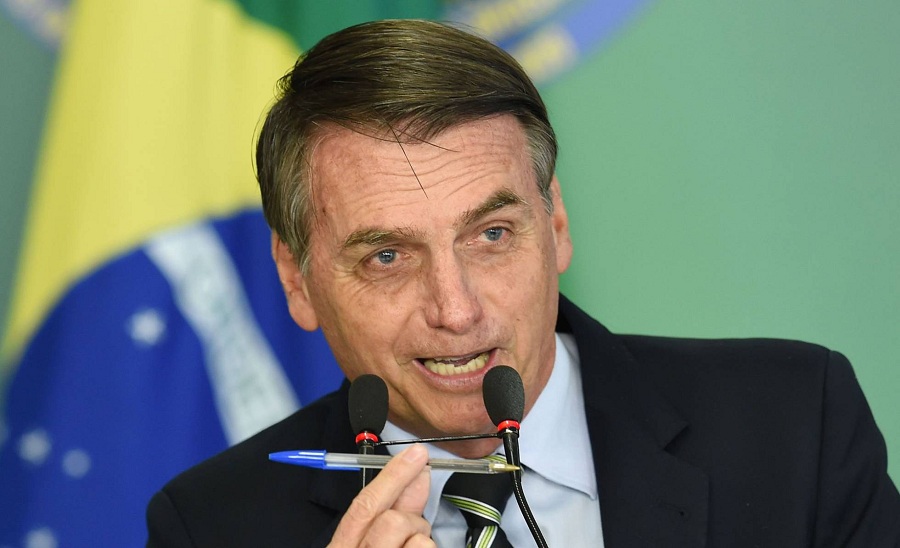 O presidente Jair Bolsonaro ao assinar o decreto sobre a posse de armas de fogo nesta terça-feira, em Brasília. EVARISTO SA AFP